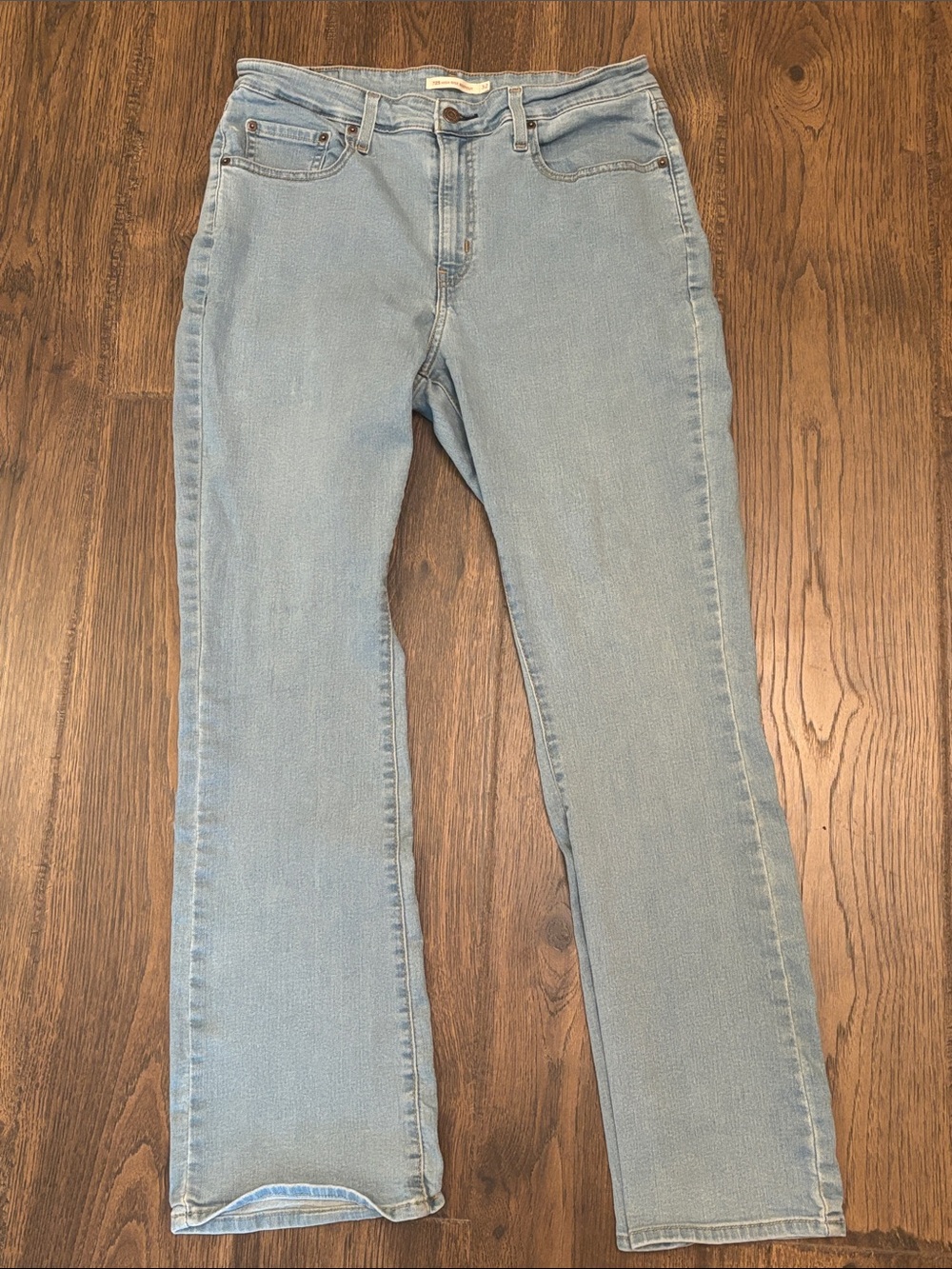 Levi’s Women’s 725 High Rise Bootcut Jeans Light Wash 32x32